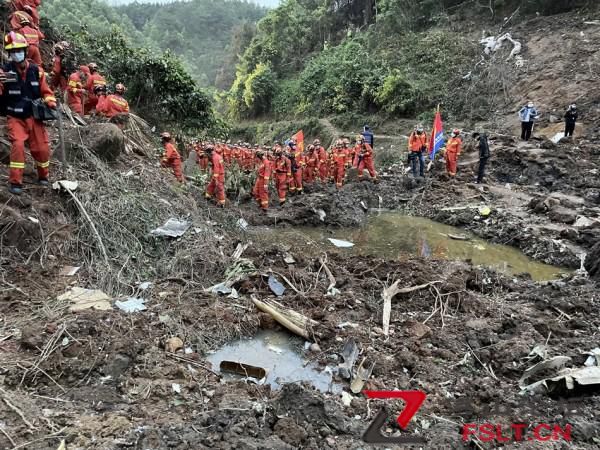 直擊墜機搜救現(xiàn)場：2部黑匣子或已變形，降雨加大難度