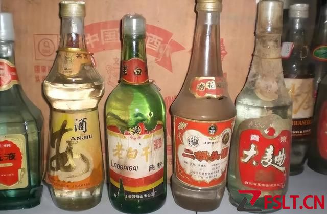 廣東退休的李大爺曬“藏酒柜”，竟無茅臺全是廉價酒，網(wǎng)友熱議